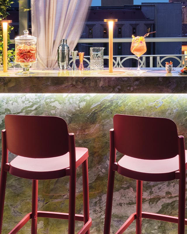 Πολυτελή σκαμπό για rooftop bar, custom μαρμάρινος πάγκος και έπιπλα εξωτερικού χώρου Grandeco
